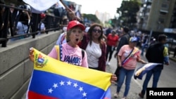 Apoiantes do governo reúnem-se antes da tomada de posse do Presidente Maduro, em Caracas