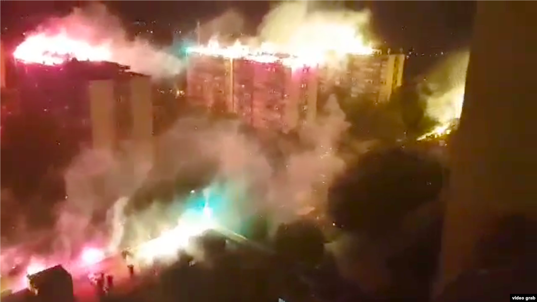 Paljenje baklji na krovovima zgrada u Beogradu (screenshot, izvor Youtube)