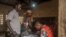 Les électeurs sont identifiés dans une école primaire publique lors de la présidentielle, à Lomé, Togo, le 22 février 2020.