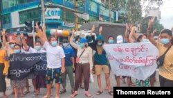 22일 미얀마 양곤에서 만달레이의 시민방위군(PDF)을 지지하는 기습 시위가 열렸다.