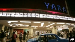 Orang-orang menunggu di luar bioskop "Yara Cinema" untuk pemutaran serial Netflix, "One Hundred Years of Solitude," berdasarkan buku karya Gabriel Garcia Marquez, sebagai bagian dari Festival Film Internasional Havana ke-45 di Havana, Kuba (foto: dok). 