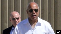 El secretario Jeh Johnson (derecha) revisa las instalaciones de un centro de detención de inmigrantes en Nuevo México.