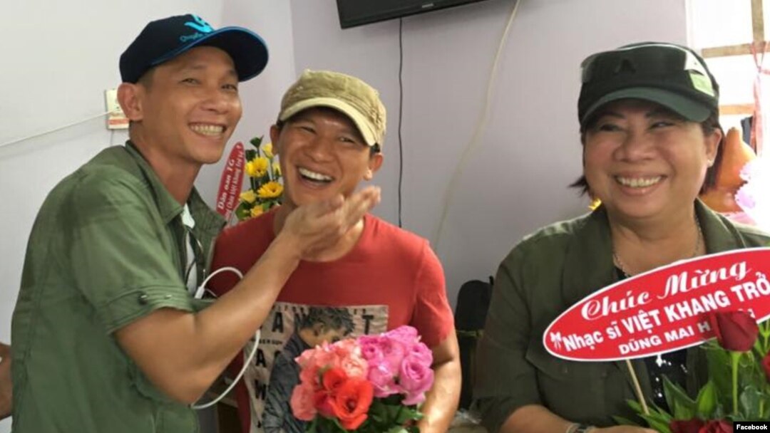 Bạn bè đón ca sĩ Việt Khang trở về (Ảnh: Facebook Tung Do).