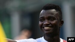 Musa Juwara sourie lors d'un match entre l'Inter Milan et Bologne, Italie, le 5 juillet 2020. (Photo by MIGUEL MEDINA / AFP)