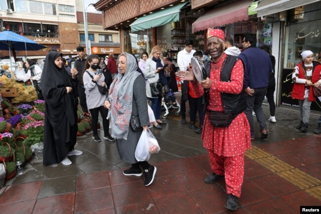 حاجی فیروز در یکی‌ از بزرهای تهران