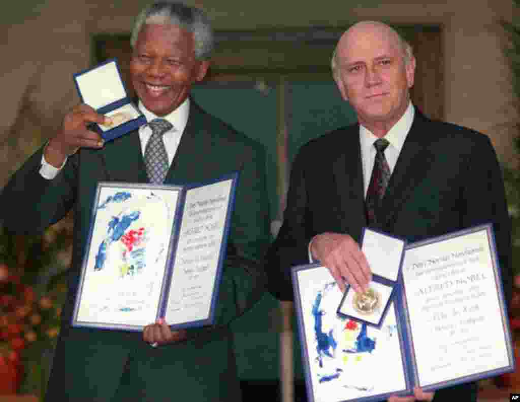 South African Deputy President F.W. de Klerk, and South African President Nelson Mandela pose with their Nobel Peace Prize Gold Medal and Diploma, in Oslo, on December 10, 1993. (AP)