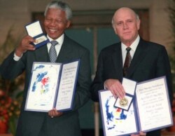South African Deputy President F.W. de Klerk, and South African President Nelson Mandela pose with their Nobel Peace Prize Gold Medal and Diploma, in Oslo, on December 10, 1993. (AP)