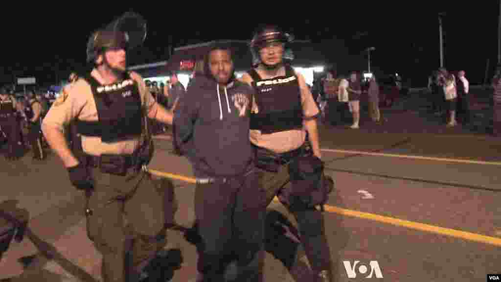 Des agents de la police arrêtent un manifestant  à ferguson,10 août 2015.