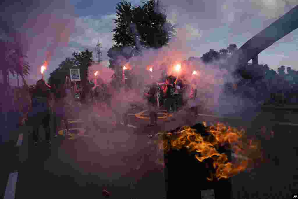 Keluarga dan sahabat para sandera Israel yang ditawan di Jalur Gaza oleh kelompok militan Hamas memblokir jalan selama aksi protes menuntut pembebasan mereka, di Tel Aviv, Israel. (AP)&nbsp;