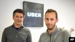 CEO Uber Travis Kalanick (kiri) dan Anthony Levandowski, salah satu pendiri Otto, di kantor Uber, San Francisco, 18 Agustus 2016. (AP Photo/Tony Avelar)