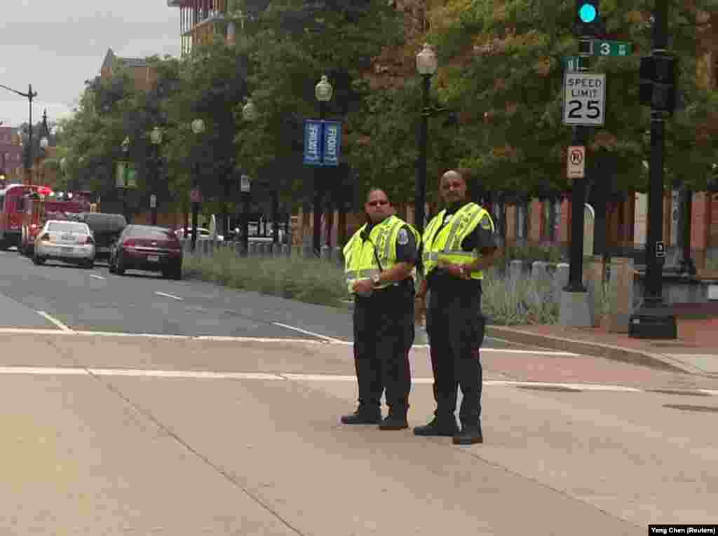 美国首都华盛顿海军办公楼发生枪击案，图为事发现场警察在维持秩序（美国之音杨晨拍摄）