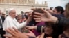 Papa acepta besos tras causar conmoción por evitar que besaran su anillo
