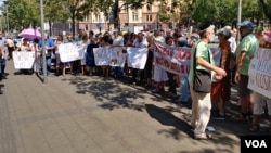 Protest članova Jevrejske opštine Beograd i jevrejskih opština iz Sombora, Novog Sada, Subotice, Zrenjanina i Pančeva, ispred sedišta Ministarstva pravde u Beogradu, 22. avgusta 2019. (Foto: Veljko Popović, VOA)