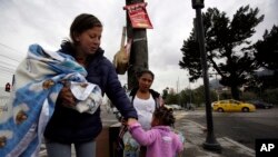 Los inmigrantes venezolanos llegan a una esquina para pedir dinero en Quito, Ecuador. Foto de archivo.