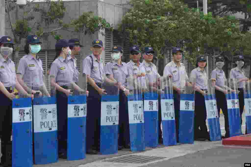 严阵以待的警察 (美国之音张佩芝拍摄)