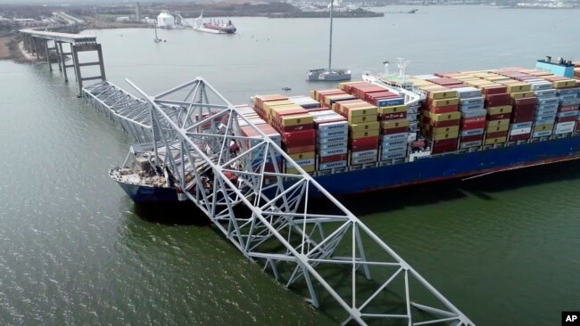El carguero Dali bajo parte de la estructura colapsada del puente Francis Scott Key en Baltimore, EEUU, el 26 de marzo de 2024. [Foto de la Junta Nacional de Seguridad en el Transporte distribuida por AP].