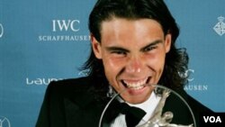 La alegría de Rafael Nadal, celebrando la obtención del premio de la Academia Laureus del Deporte, como mejor deportista masculino en 2010.