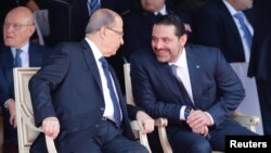 Ông Saad al-Hariri (phải) nói chuyện với Tổng thống Lebanon Michel Aoun trong khi dự khán một cuộc duyệt binh mừng ngày độc lập của Lebanon ở thủ đô Beirut, Lebanon, ngày 22 tháng 11, 2017.