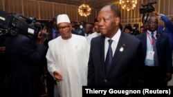 Le président ivoirien Alassane Ouattara et le président malien Ibrahim Boubacar Keita arrivent pour une réunion de l'UEMOA à Abidjan le 10 avril 2017.