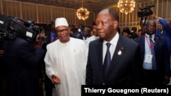 Le président ivoirien Alassane Ouattara et son homologue malien Ibrahim Boubacar Keita lors d’une réunion de l’Union économique et monétaire ouest africaine, à Abidjan, Côte d'Ivoire, 10 avril 2017