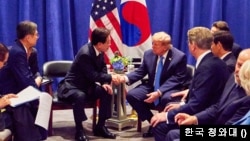 도널드 트럼프 미국 대통령과 이재명 한국 대통령이 22일 유엔총회가 열린 미국 뉴욕에서 회담했다.