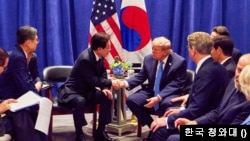 도널드 트럼프 미국 대통령과 이재명 한국 대통령이 22일 유엔총회가 열린 미국 뉴욕에서 회담했다.