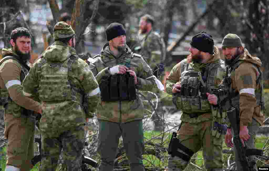 Бойцы полка специального назначения Чеченской Республики&nbsp;у разрушенного здания. Мариуполь, 21 апреля 2022