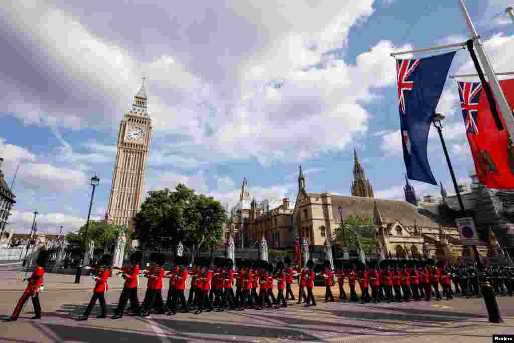 Procesión del ataúd de la reina Isabel II de Gran Bretaña desde el Palacio de Buckingham hasta las Casas del Parlamento, en Londres, Gran Bretaña, el 14 de septiembre de 2022. REUTERS/Marko Djurica