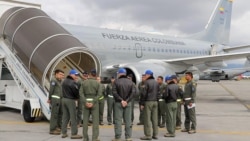 Colombia đưa máy bay không quân chở người di cư bị trục xuất khỏi Hoa Kỳ về nước | VOA