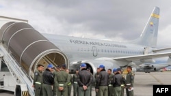 Esta fotografía difundida por la oficina de prensa de la Fuerza Aerérea Colombiana muestra un avión Boeing 737-700 antes de prepararse para despegar hacia San Diego, California, para traer de regreso a personas deportadas por EEUU. En Bogotá, el 27 de enero de 2025.