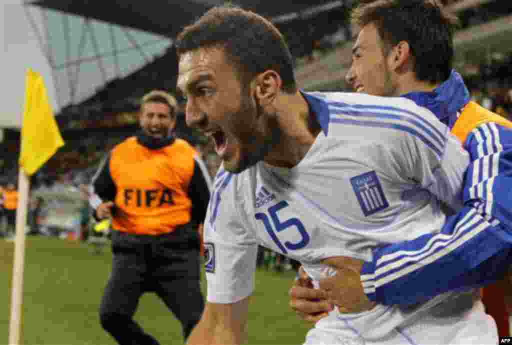 5. Василис Торосидис (Греция), в центре, забил гол в матче между Грецией и Нигерией на стадионе Free State Stadium в Блумфонтейне, Южная Африка. Четверг, 17 июня 2010. (Фото АП / Берна Арманг)