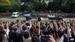 Masyarakat Singapura mengambil foto dan berteriak "Terima kasih, Mr. Lee!" saat jenazah Lee Kuan Yew meninggalkan Istana Presiden menuju Gedung Parlemen, Rabu (25/3). (AP/Joseph Nair)