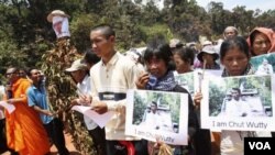 ຝູງຊົນພາກັນຢ່າງໄປຫາບ່ອນ ນັກຂ່າວ ທ່ານ Chut Wutty ນັກເຄຶ່ອນໄຫວຕ້ານການຕັດໄມ້ ທີ່ຖືກຂ້າ ໃນແຂວງ Koh Kong ໃນເດືອນພຶສພາ ປີ 2012.