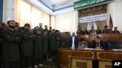 Empat puluh sembilan orang - termasuk 19 polisi - dituntut di pengadilan di Kabul hari Sabtu, 2 Mei 2015, karena diduga terlibat memukuli seorang perempuan hingga mati.