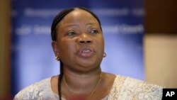 Fatou Bensouda, procureure de la Cour pénale internationale, CPI, parle lors d’une conférence de presse à Kampala, Ouganda, 17 février 2015.