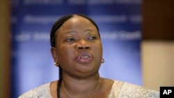 Fatou Bensouda, procureure de la Cour pénale internationale, CPI, parle lors d’une conférence de presse à Kampala, Ouganda, 17 février 2015.