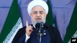 Presiden Iran Hassan Rouhani ketika berpidato pada parade militan Iran di Teheran, Sabtu (22/9). 