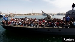 Des migrants clandestins, secourus par la garde-côte libyenne, transportés à bord d’un bateau au port de Tripoli, Libye, 10 mai 2017.