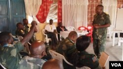 A colonel in the Congolese army lectures officers on the rules of war and respecting human rights, Bunia, eastern Congo, June 2012 (Nick Long/VOA). 