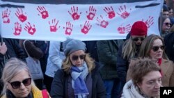 Protestuesit gjatë një proteste në Beograd më 11 shkurt, 2025/AP