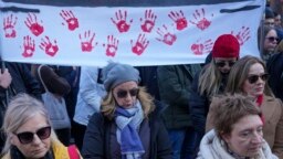 Protestuesit gjatë një proteste në Beograd më 11 shkurt, 2025/AP