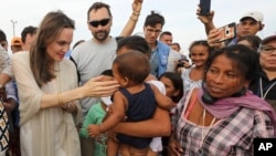 Archivo - La enviada especial de ACNUR Angelina Jolie se reúne con migrantes venezolanos en un campamento administrado por las Naciones Unidas en Maicao, Colombia, en la frontera con Venezuela, el 8 de junio de 2019.