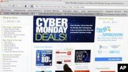 온라인으로 컴퓨터 상품을 구매 중인 고객