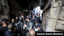 Pasukan keamanan Israel di lokasi kejadian di Kota Tua Yerusalem, 10 September 2021. (Foto: REUTERS/Ammar Awad)