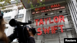 El Teatro Olympia se ilumina con el nombre de Taylor Swift antes de su concierto en París, Francia, el 9 de septiembre de 2019.