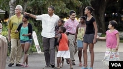 El presidente de Estados Unidos, Barack Obama junto a sus hijas, Sasha y Malia durante una visita al zoo en Honolulu.