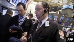 Управляющий директор по трейдингу Rosenblatt SecuritiesГордон Чарлоп (справа) дает интервью на Нью-Йрской бирже
