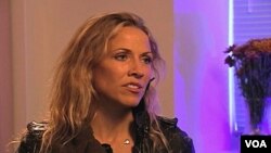 Sheryl Crow tijekom intervjua za Glas Amerike