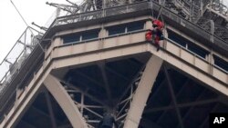 تیم نجات در حال تلاش برای پایین آوردن فردی که از برج بالا رفته