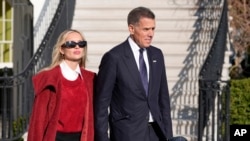 Hunter Biden y su esposa Melissa Cohen Biden acompañan al presidente Joe Biden y a la primera dama Jill Biden mientras se dirigen al Marine One para salir del Jardín Sur de la Casa Blanca, el viernes 17 de enero de 2025, en Washington. (AP foto/Alex Brandon).